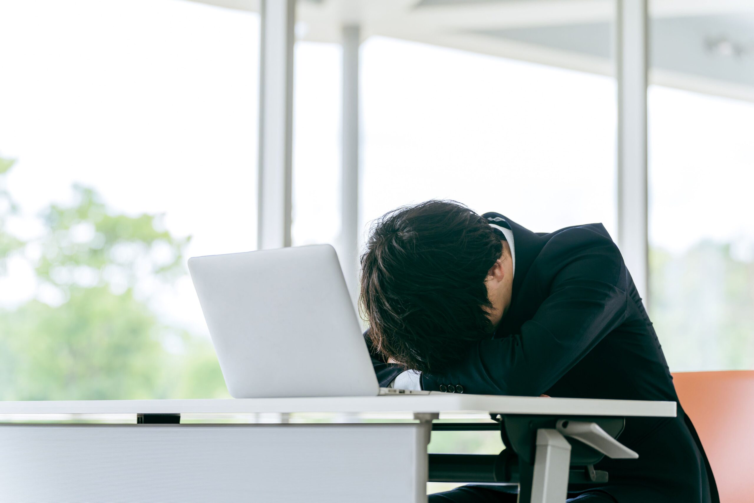 職場で気をつかいすぎて疲れる自分