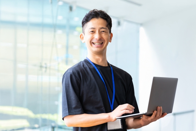 【システムエンジニア／プログラマー】自社開発・受託開発ができる企業／IT分野でのモノづくりが好きな方歓迎／年休120日以上／完全週休2日／土日祝休み