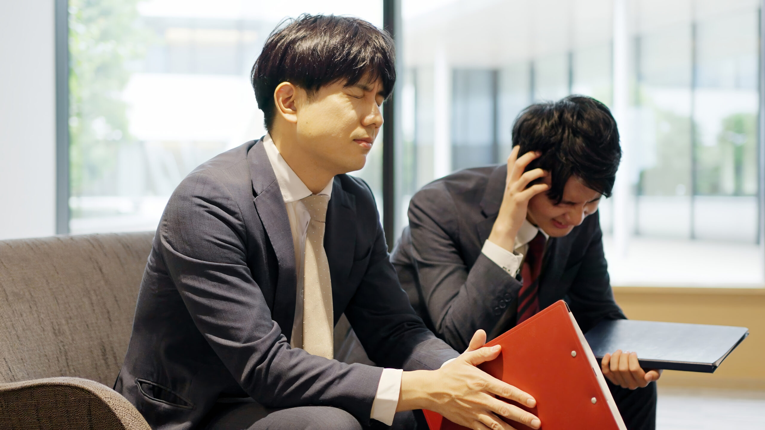 仕事で凹んでいる人