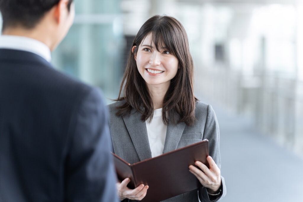 【人事／新卒担当】 全国約55万戸を管理する大手企業／DX化で業務効率UP／年間休日123日／土日祝休み