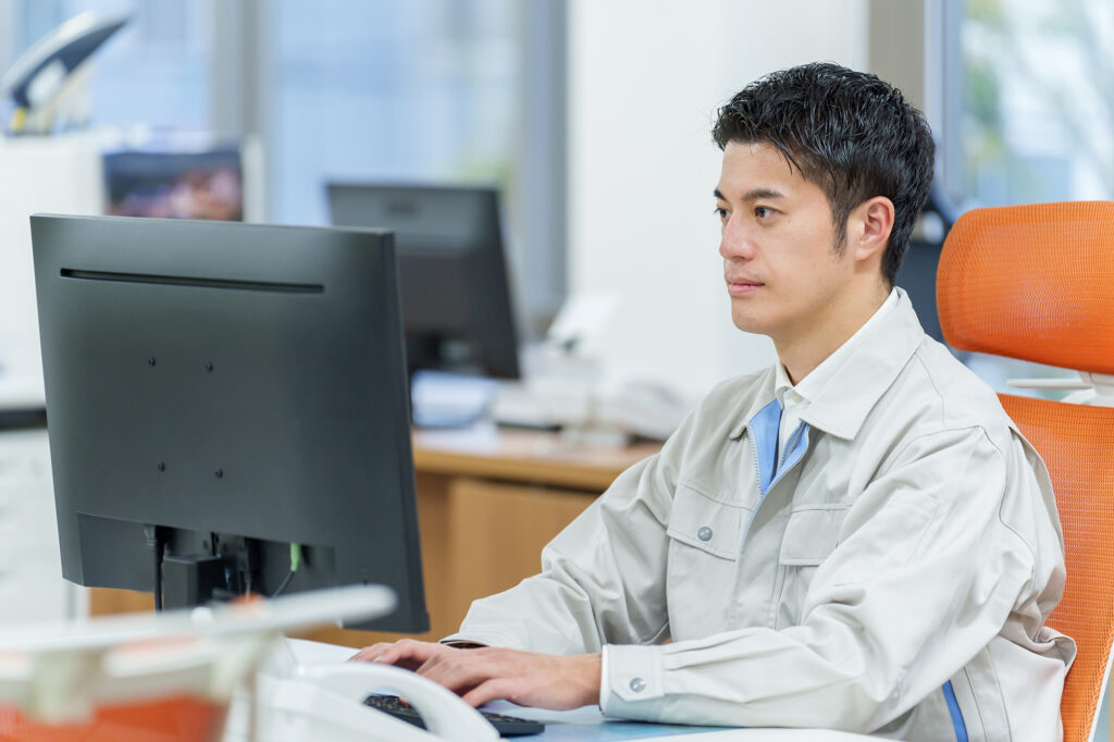 名古屋市【未経験歓迎】ガス設備の総合職／学歴不問／賞与年3回／車通勤OK／残業少なめ