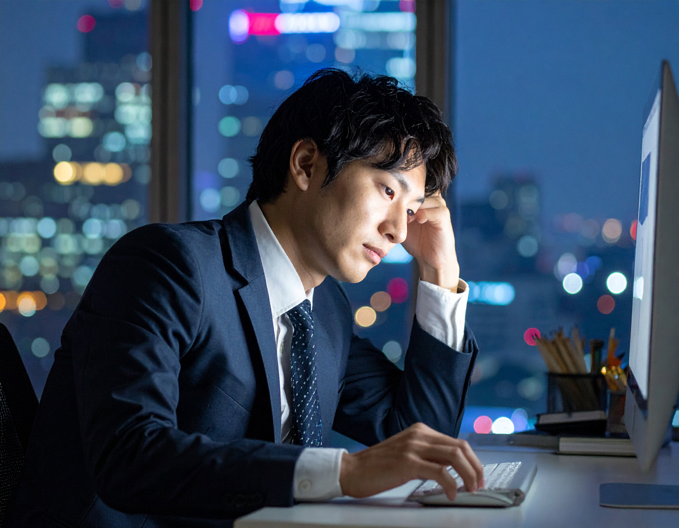 長時間の残業をするブラック企業