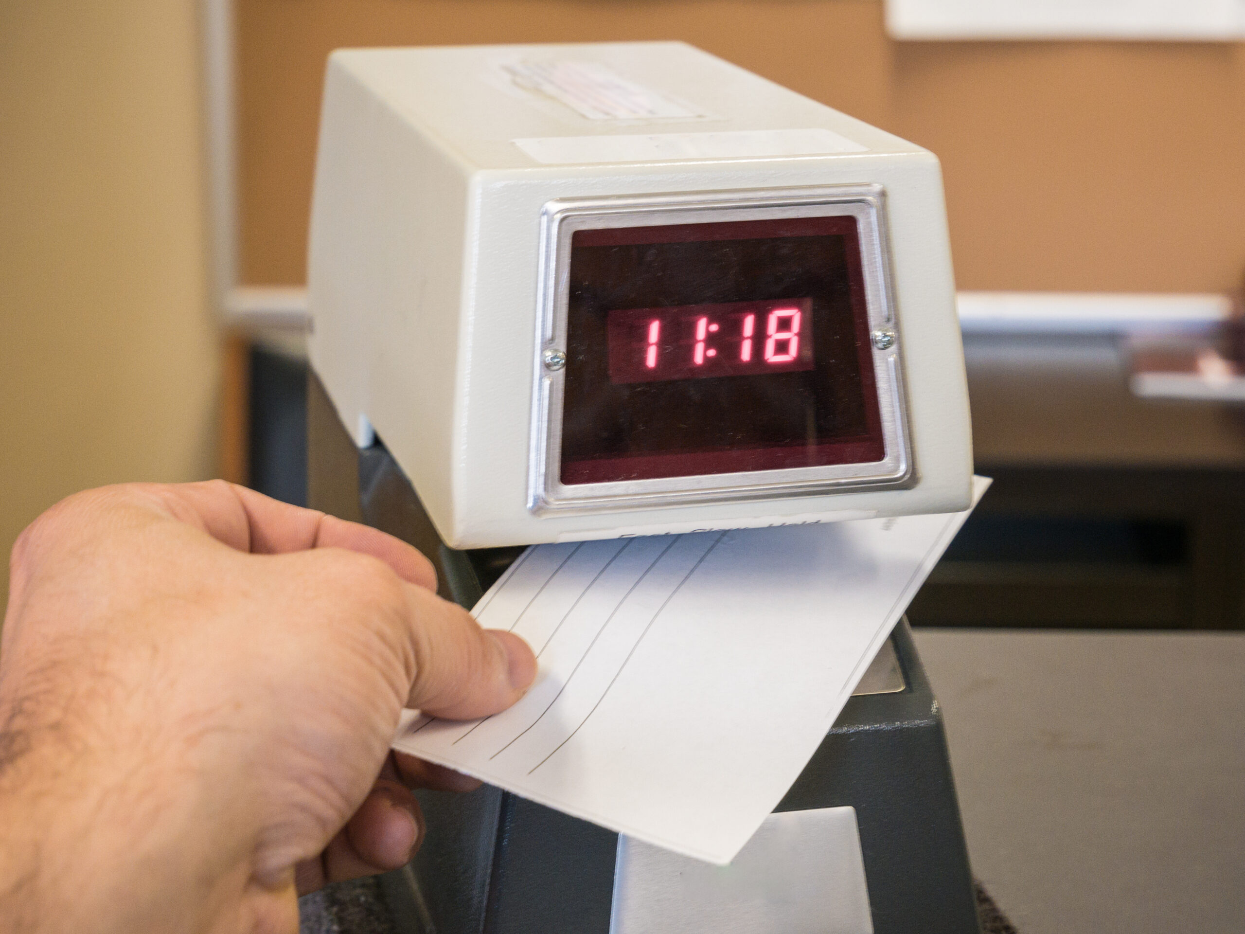 タイムカードを切る画像