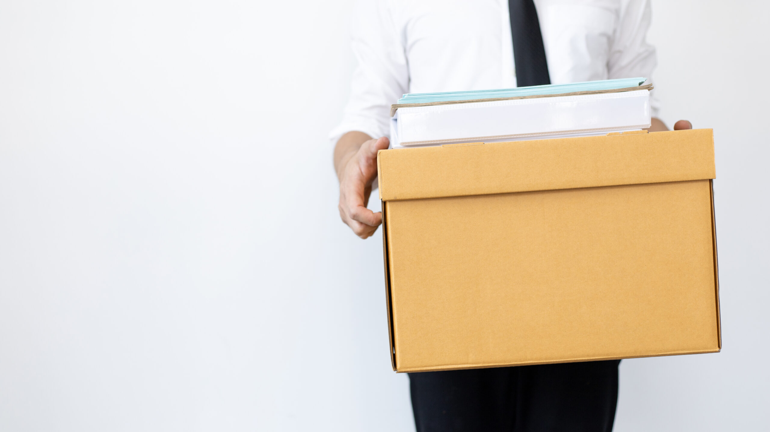 会社を辞める、逃げる。荷物をまとめている